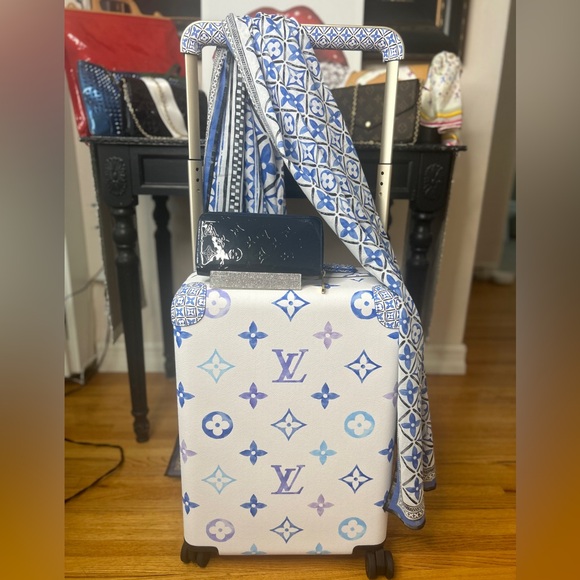 LIVE Luxury Handbag & Accessories Show •LV • Chanel • Dior • Gucci & More - Picture 3 of 15